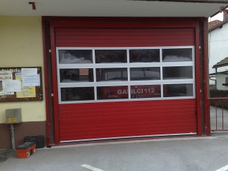 17 - Industrijska garažna vrata primerna za gasilske domove.
